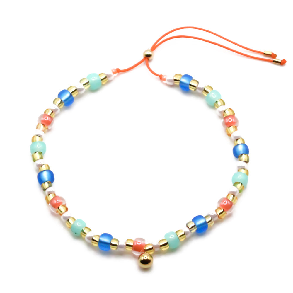 Perlenarmband in pastell farben mit goldkugel anhänger