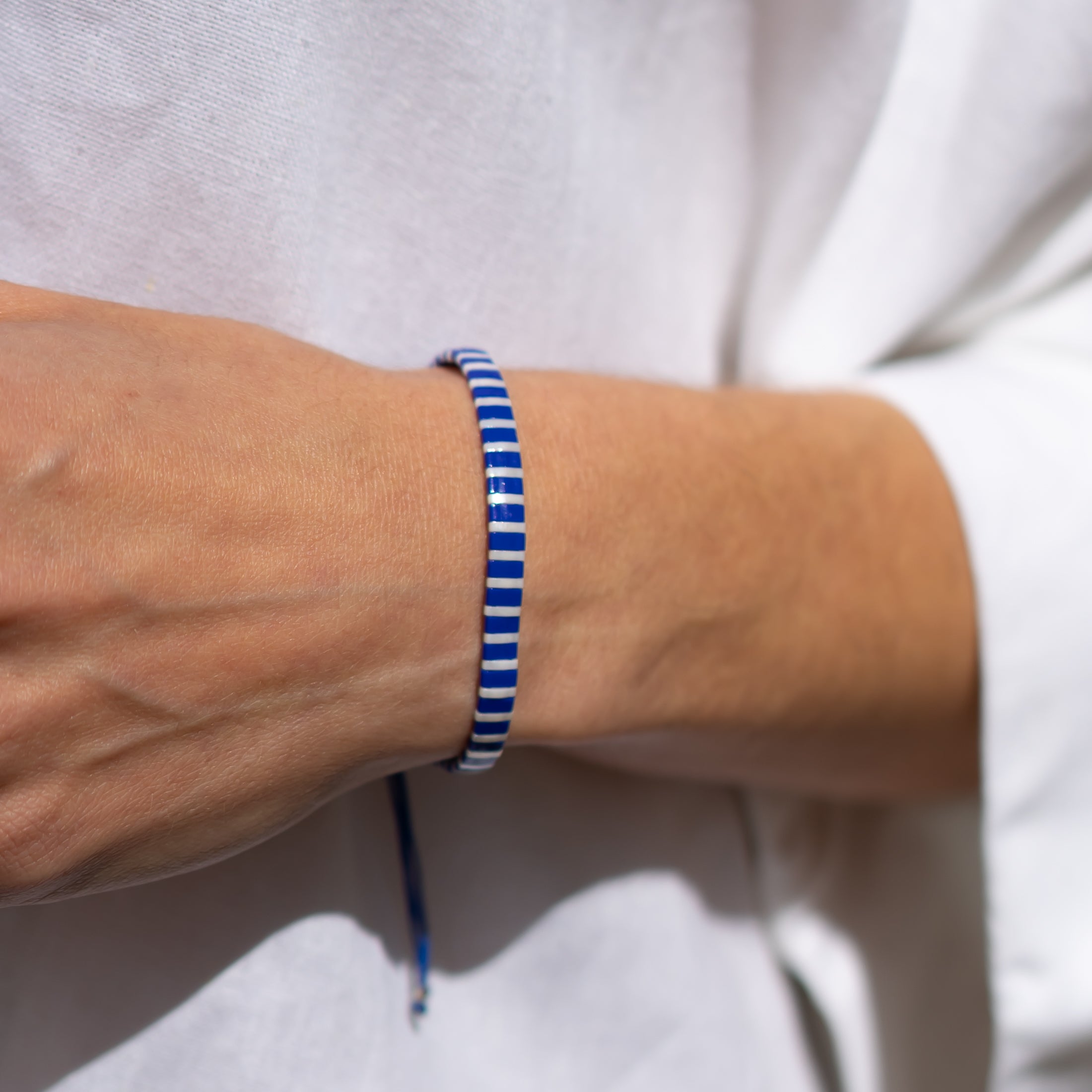 breites perlenarmband blau gestreift breton