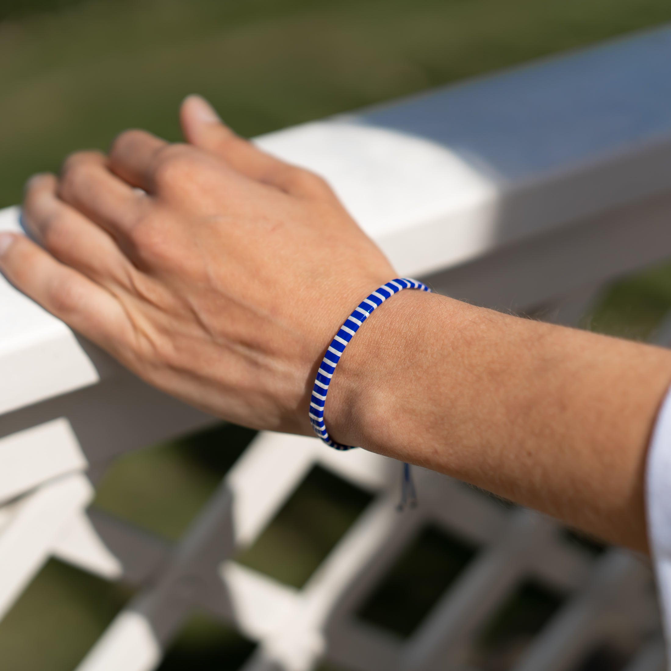 breites perlenarmband blau gestreift breton
