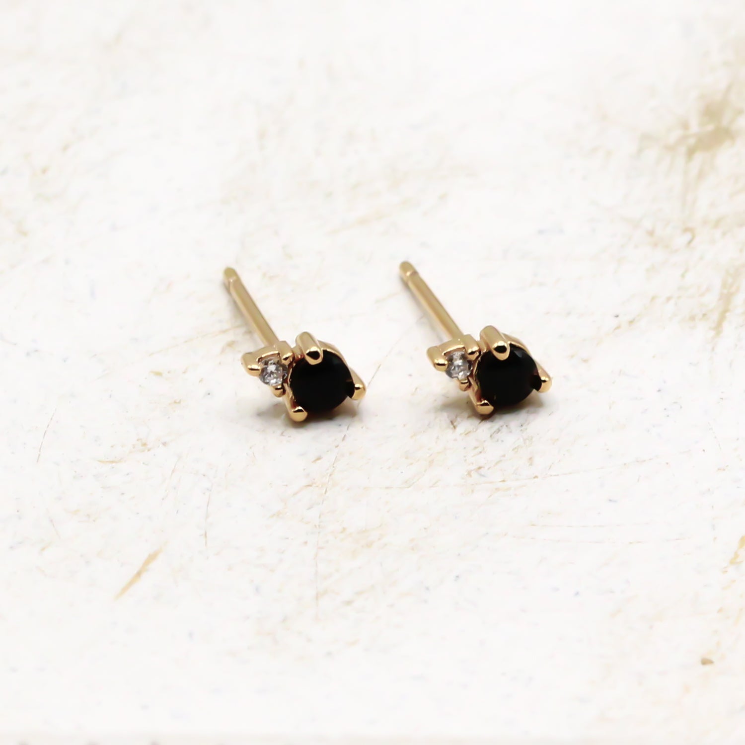 Ohrstecker schwarz