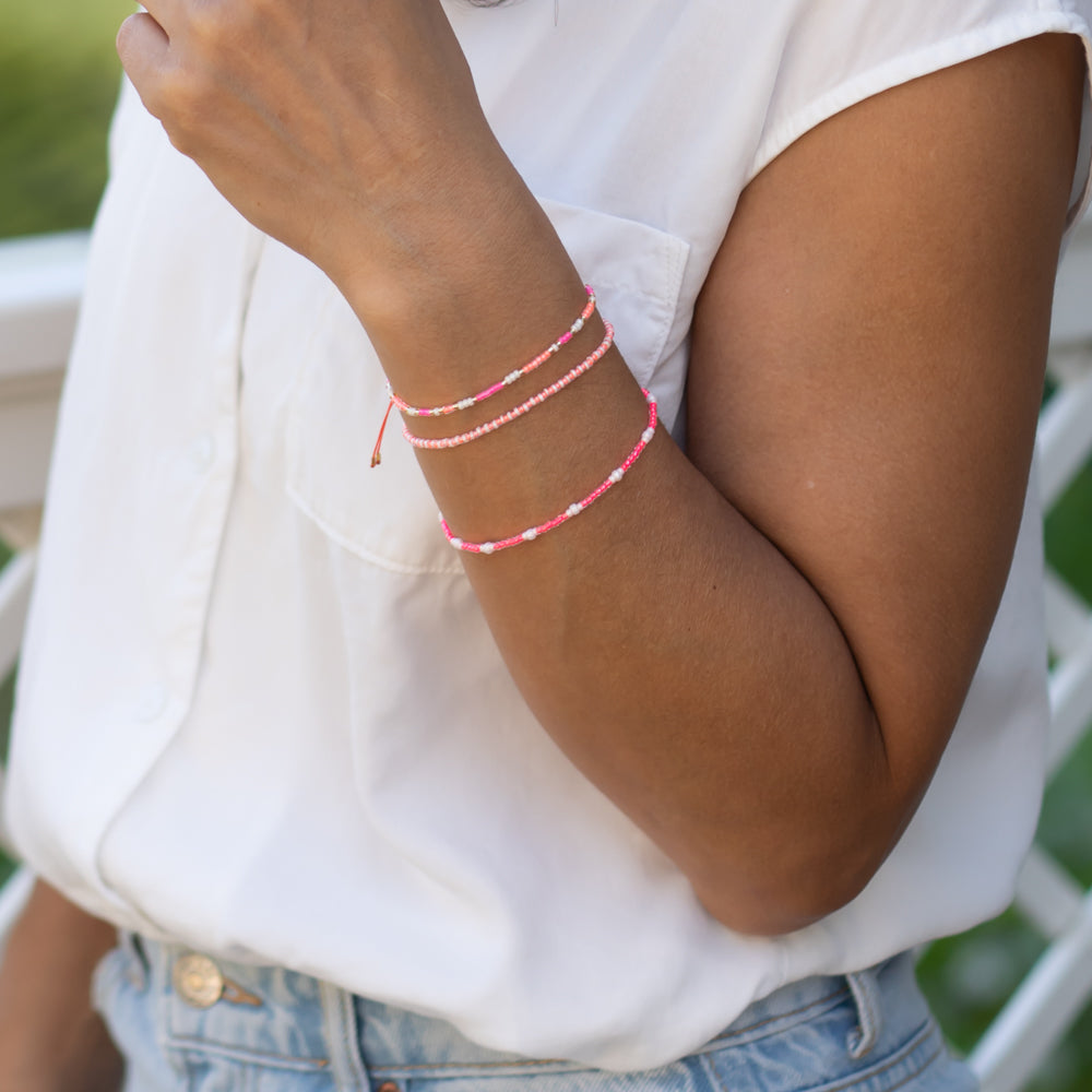 bunte Perlenarmbänder
