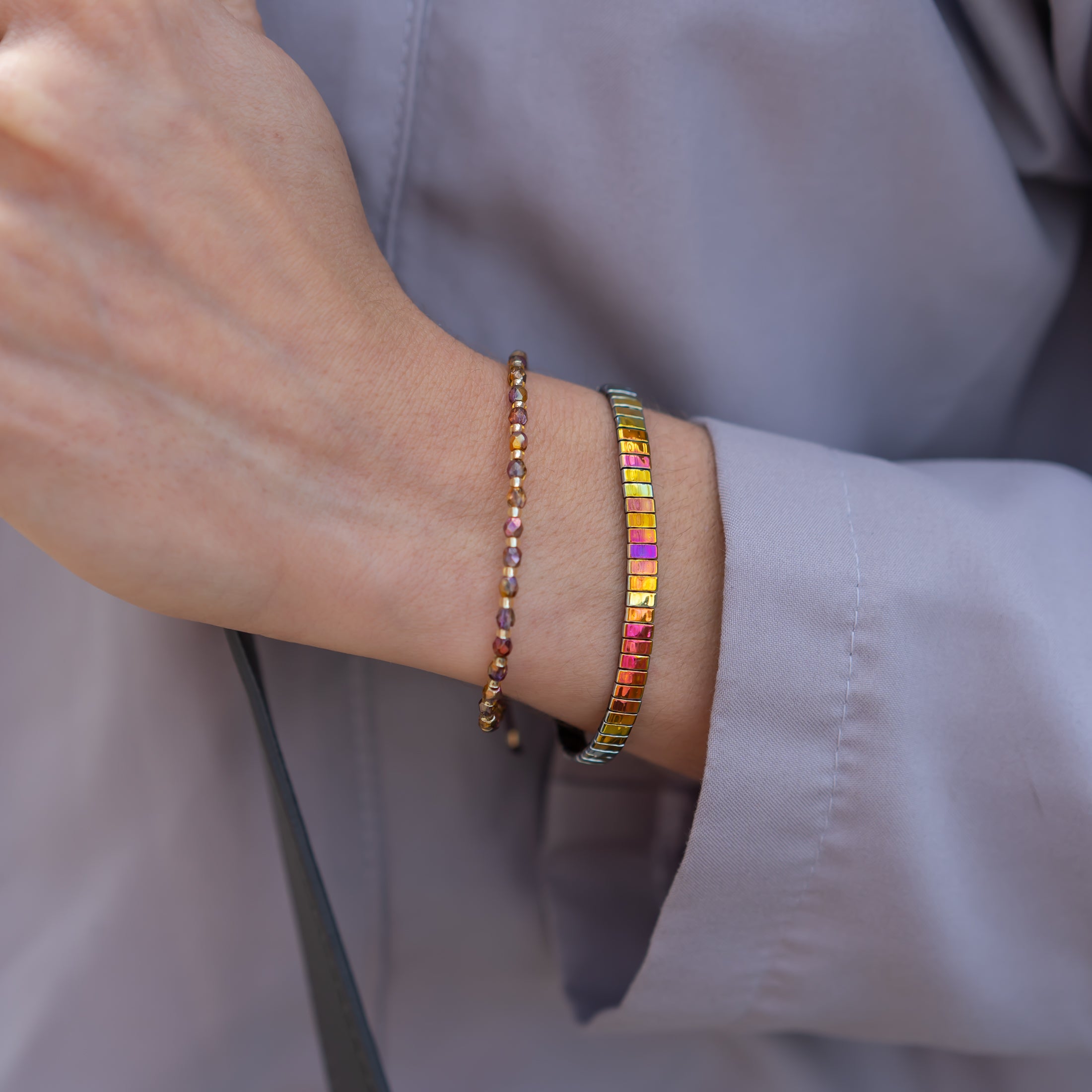 schimmernde perlenarmbänder braun pink lila